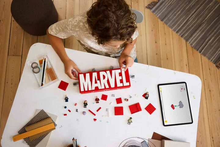 76313 MARVEL Logo & Minifigures