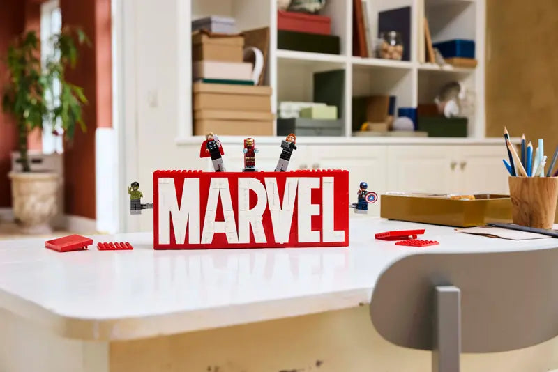 76313 MARVEL Logo & Minifigures